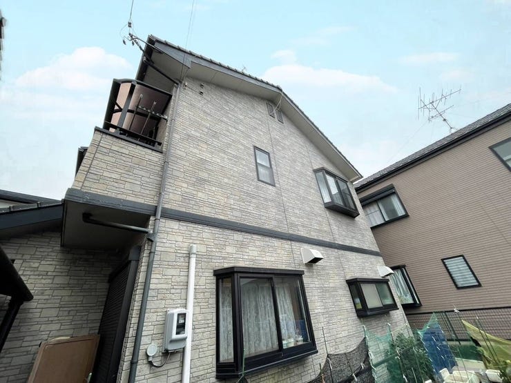 玄関が道路から直接見えない位置にあることで、通行人や近隣住民など人目に付きづらくプライバシー保護になります!