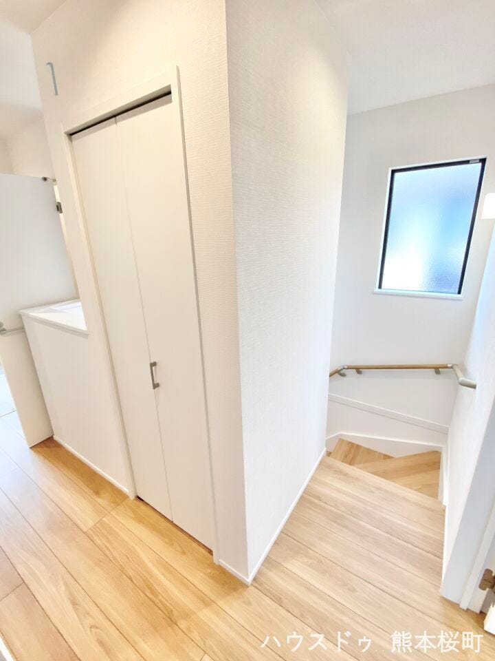 ■暮らしを繋ぐ、明るい動線■採光窓から光が差し込み、足元を優しく照らす。安全で快適な、家族の生活を支える縦の繋がりです。