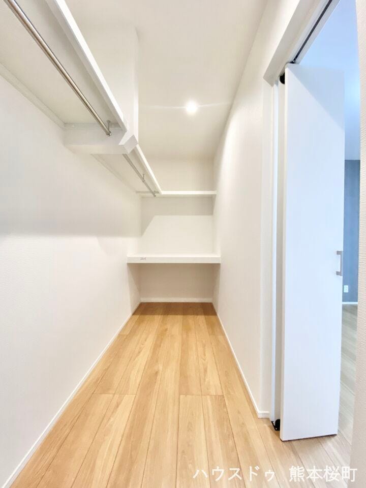 ■2階6.8帖洋室WIC■衣類から小物まで一ヶ所に集約。整理整頓がしやすく、毎日のコーディネートが楽しくなるゆとりの収納です。