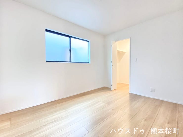 ■2階6帖洋室■寝室、書斎、趣味の部屋。家族の成長やライフスタイルに合わせ、様々な使い方ができる快適な空間です。