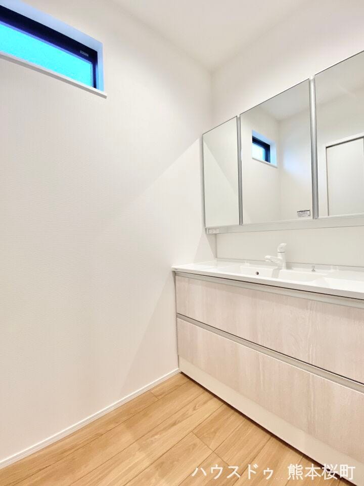 ■清々しいリフレッシュ空間■自分を磨き、気持ちを切り替える。心地よい光が差し込むプライベートスペース。