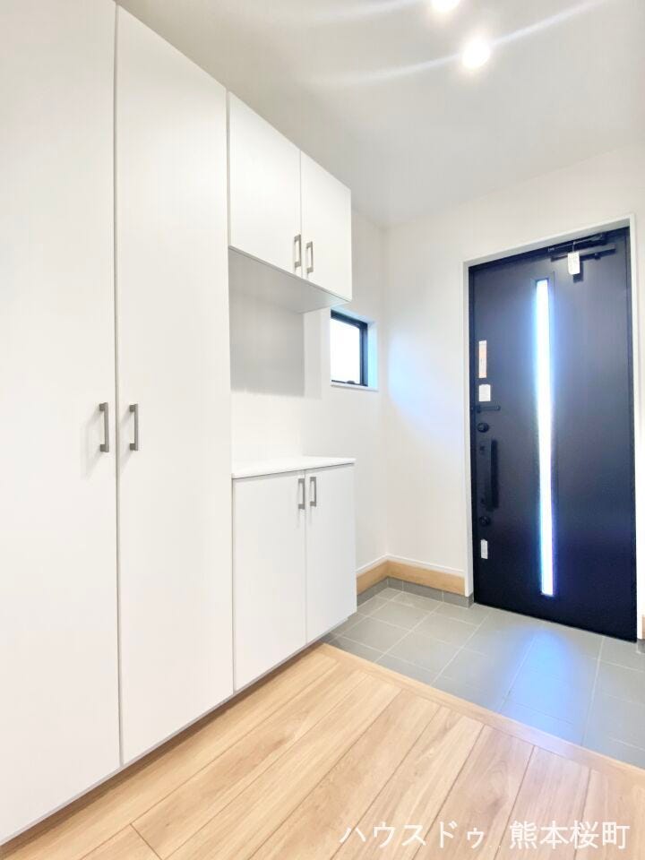 ■「ただいま」の安堵をくれる場所■訪れる人を迎え入れ、帰るたびにホッと一息つける、明るく機能的なエントランス。