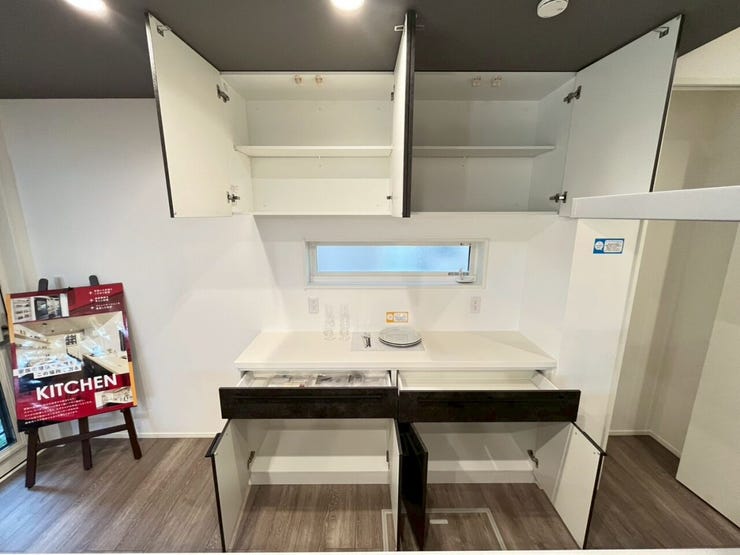 キッチンの後ろにも収納あり♪