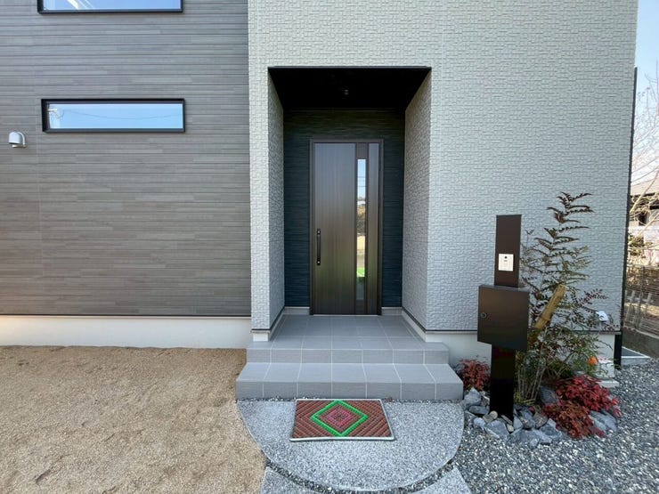 玄関ポーチから中へ♪