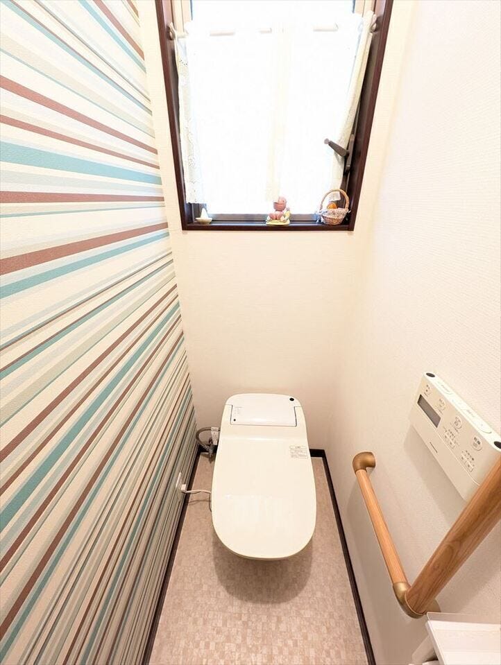 トイレには快適な温水洗浄便座付き