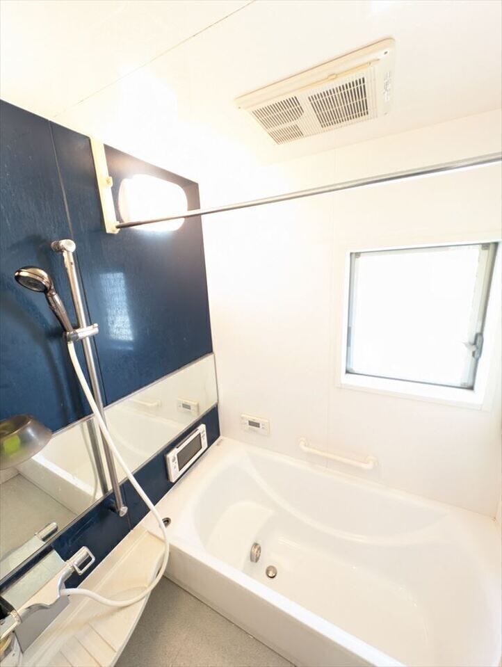 ゆったりと入浴可能な大きさの浴室♪お子様と一緒に入るにも十分な広さです