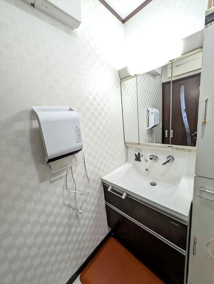 大きな三面鏡の裏には小物収納もたくさんあり、洗面用品をたくさん収納することができます