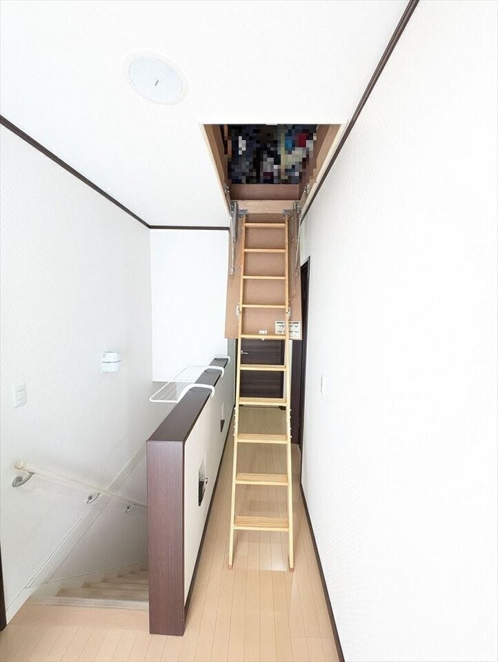 普段は使わないものやイベントグッズの収納に便利な屋根裏収納があります