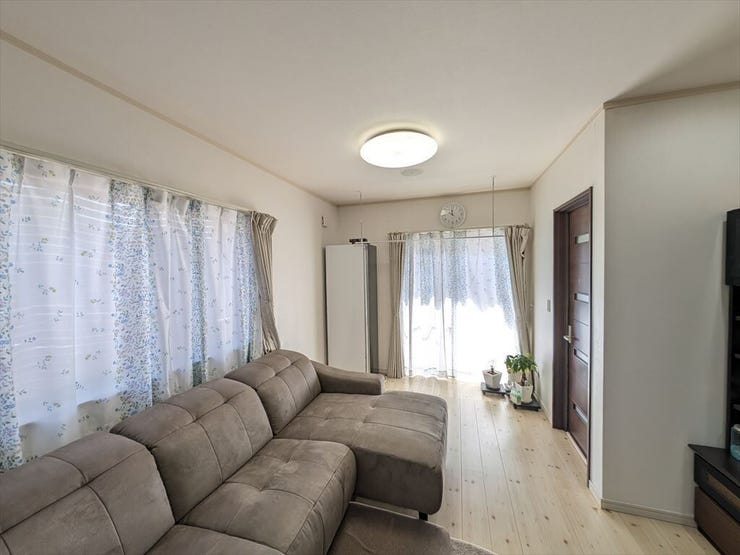 ご家族みんながゆったりくつろげる広々としたリビング。家具を置いても十分な広さがあるので、ゆったりお過ごしいただけます。