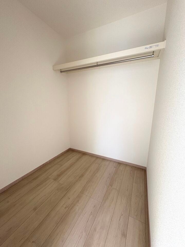 ご夫婦やお子様の衣類や荷物をしっかり保管できるウォークインクローゼット。