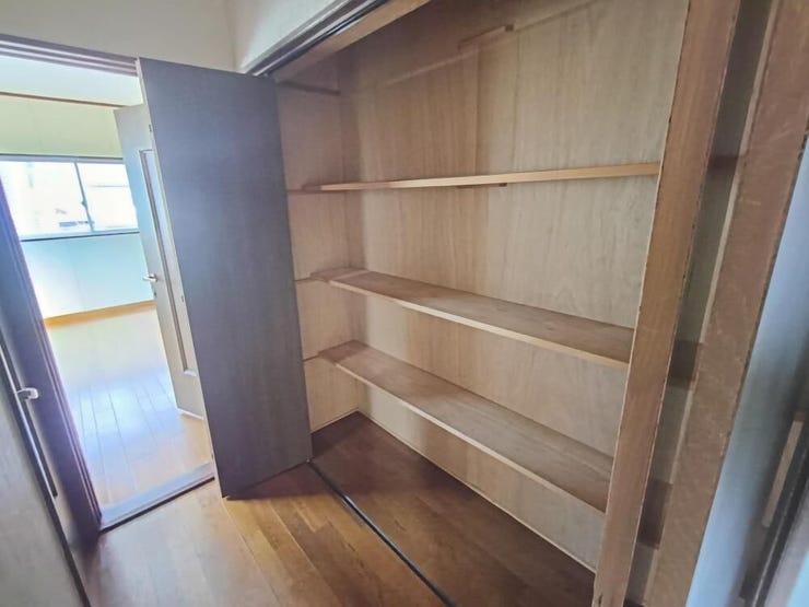 廊下にも収納を設け、日用品や小物をすっきり片付けられます。生活動線を妨げず、使いやすさが向上しています。