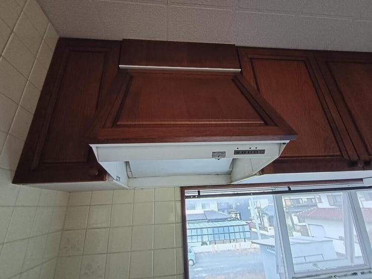 木目を生かした統一感のあるシステムキッチン。温かみのあるデザインで、料理や家事の時間も快適に過ごせます。