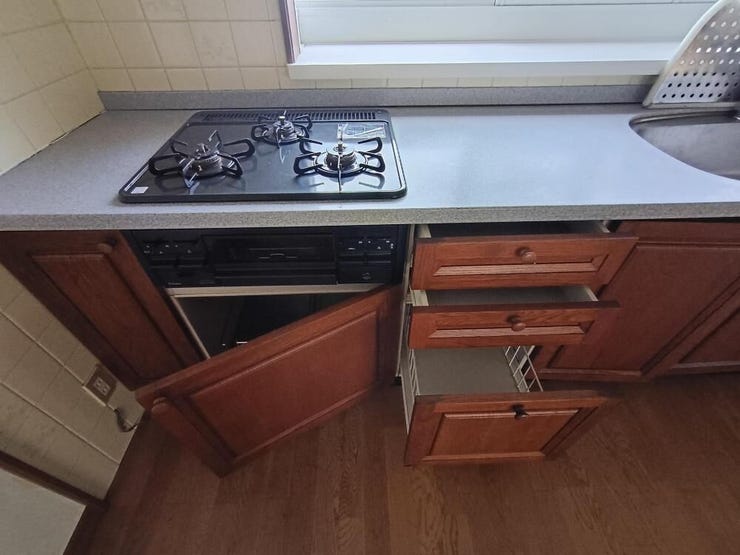 木目を生かした統一感のあるシステムキッチン。温かみのあるデザインで、料理や家事の時間も快適に過ごせます。