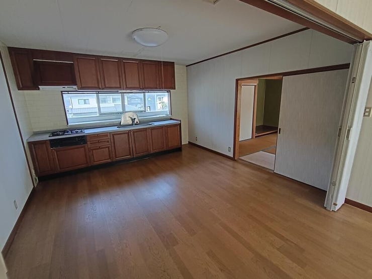 広々としたダイニングスペース。家族や友人とゆったり食事を楽しめ、食卓まわりの動きも快適です。