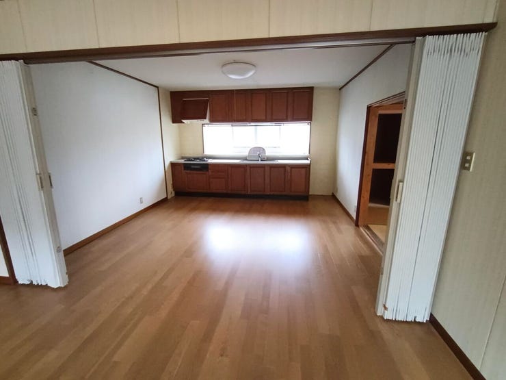 カーテンで仕切れるLDK。必要に応じて空間を分けられ、リビングやダイニングを自由に使えます。