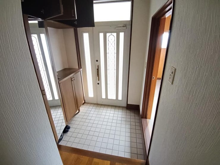 収納がたっぷりある玄関。靴や小物をすっきり整理でき、出入りもスムーズに保てます。