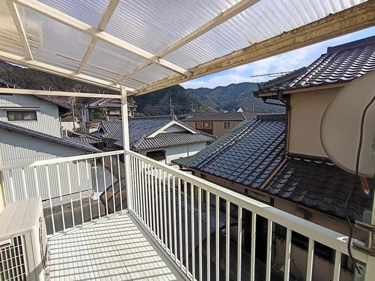 南向きで日当たりの良いバルコニー。洗濯物がよく乾き、ガーデニングやくつろぎの時間にも最適です。