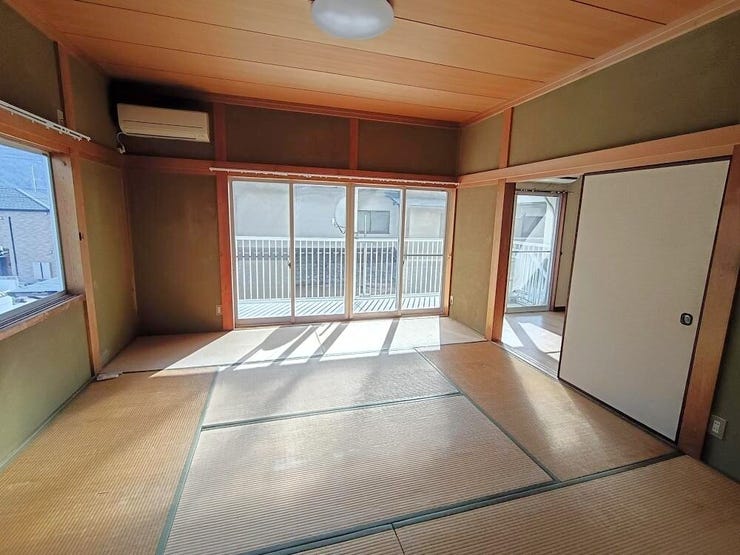 襖を開ければひと続きの大空間になる二間続きの和室。家族の団らんや来客時にもゆとりをもって使える、落ち着きと開放感を兼ね備えた空間です。