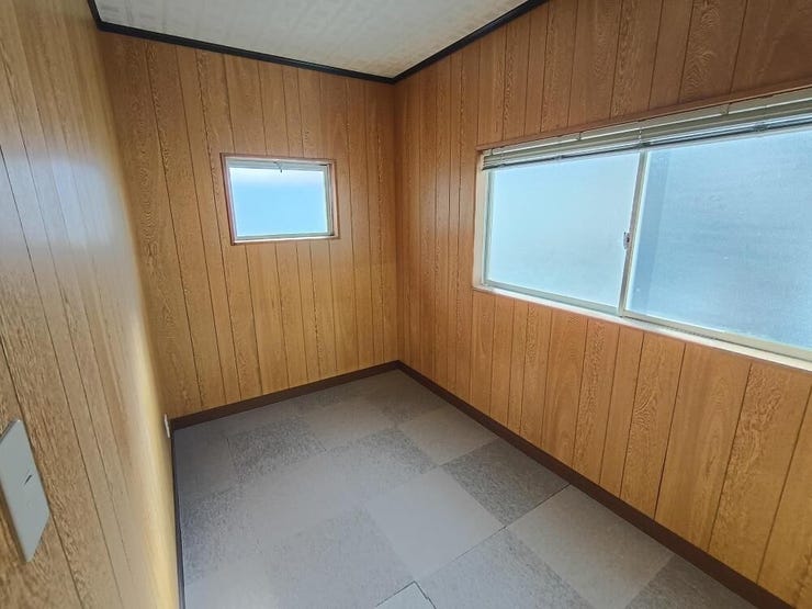 玄関横に設けた便利な一室。普段は収納スペースとして活用でき、来客時や多目的にも使える、使い勝手の良い空間です。