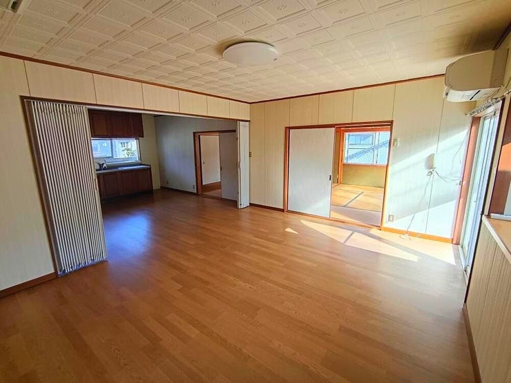 大人数が集まっても余裕のある広さです。家族や友人との集まりやホームパーティーにも十分対応できます。