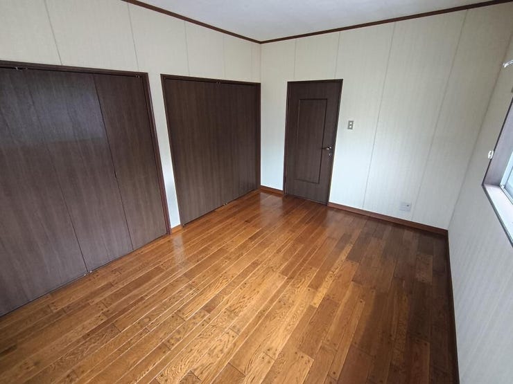 収納スペースがたっぷりある居室。衣類や日用品をすっきり整理でき、生活スペースを広く使えます。