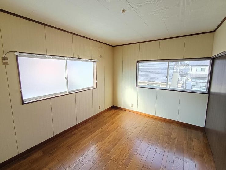 二面採光で光がたっぷり入る居室。日中は明るく開放感があり、快適に過ごせます。