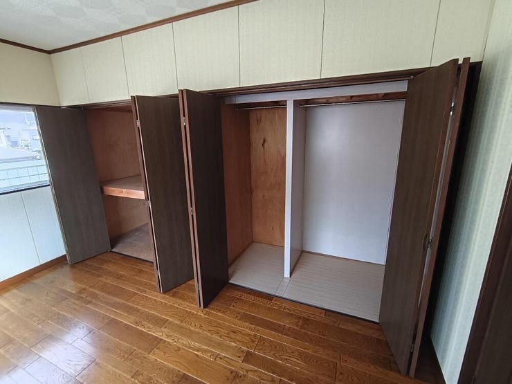 収納が豊富で、荷物をすっきり整理できる居室。使いやすさと居住スペースの広さを両立しています。