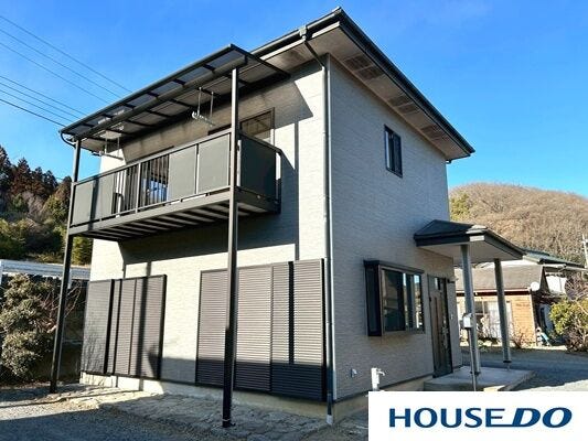 軒の深いバルコニーで、急な雨でも洗濯物が安心です♪
玄関前の屋根付きスペースで、雨の日の出入りが快適!