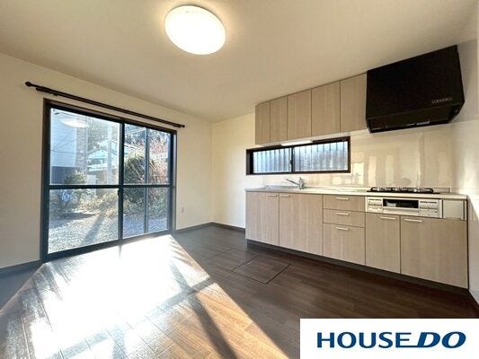 家族の気配を感じながら料理ができる、明るく開放的なキッチン
大きな窓と掃き出し窓で、自然光がたっぷり入る心地良さ