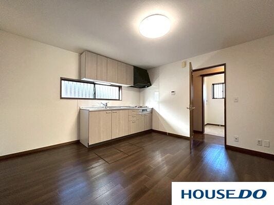 家族の会話が自然と生まれる、明るく開放的なキッチンです♪
手元が明るい窓付きで、料理中も気持ちよく過ごせます