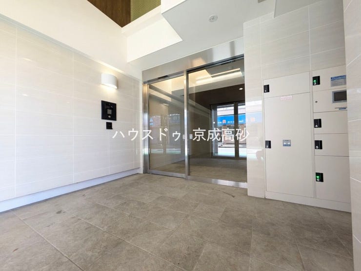 足を踏み入れると静穏な時間が流れるエントランスホール。心やすらぐ憩いのスペース。ゆったりと寛ぎながら、思い思いの時間を過ごせる空間です。