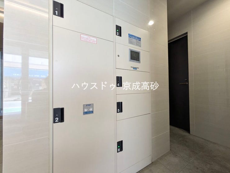 共用部分の宅配ボックスです。留守中の荷物受け取りもできるので、安心して外出ができますね。