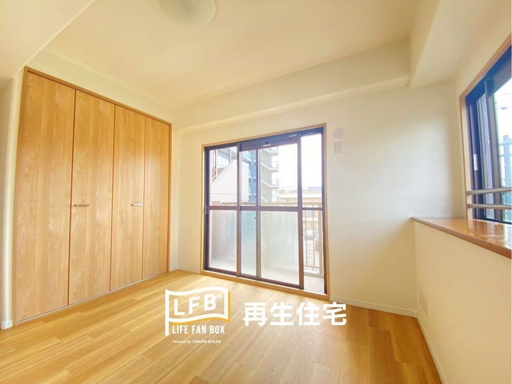 玄関側の洋室です。窓が多いのは角部屋の特権ですね♪