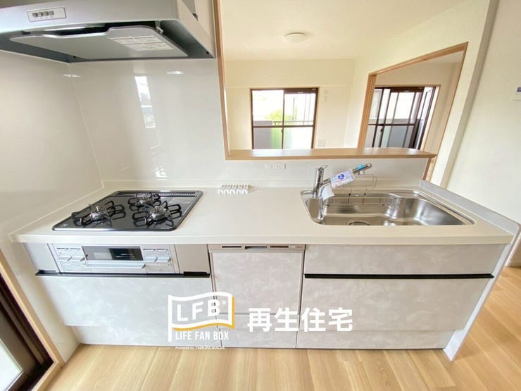 キッチン新品交換済みです。対面キッチンなのでリビングでくつろいでいるご家族と会話をしながらお料理ができますね♪