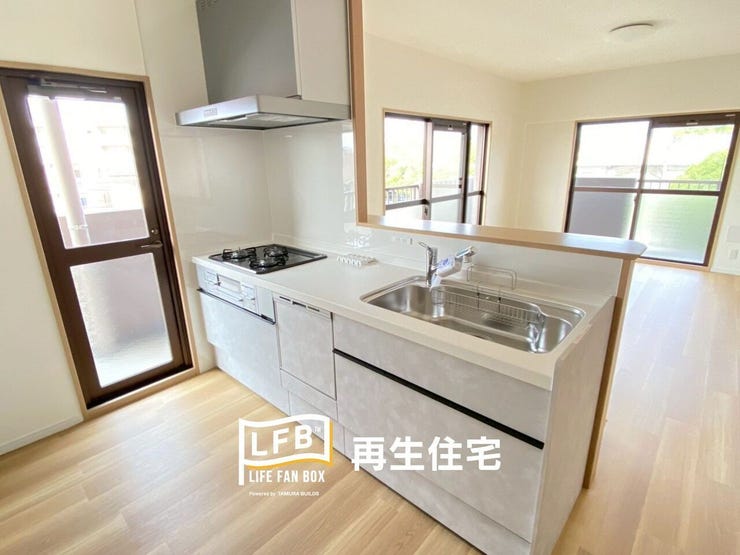 キッチン横にもバルコニーに繋がる勝手口あり!ゴミ箱を外に設置しても良さそうですね♪