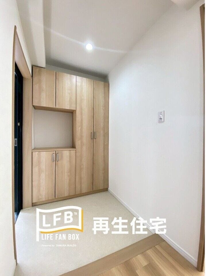 玄関収納、棚新品に交換済みです♪