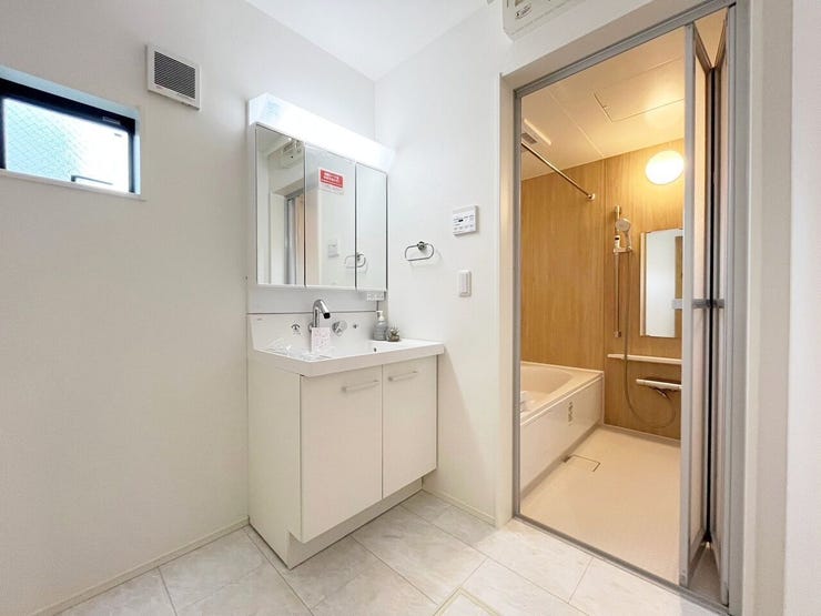 03.ミラーキャビネット (くもり止めヒーター付)
ミラー扉の内側がすべて収納スペースになっています。※イメージ写真