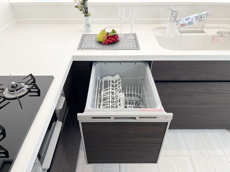 02.ビルトインタイプ食器洗乾燥機
通常の手洗いでは使用出来ないほど高温のお湯や高圧水流を使うことにより
汚れを効果的に落とすことができる。※イメージ写真