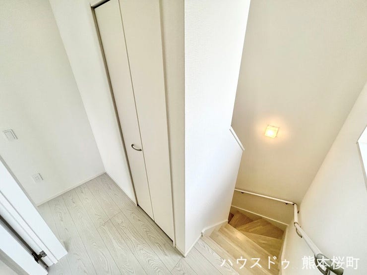 ■□■暮らしを繋ぐ、明るい動線■□■採光窓から光が差し込み、足元を優しく照らす。安全で快適な、家族の生活を支える縦の繋がりです