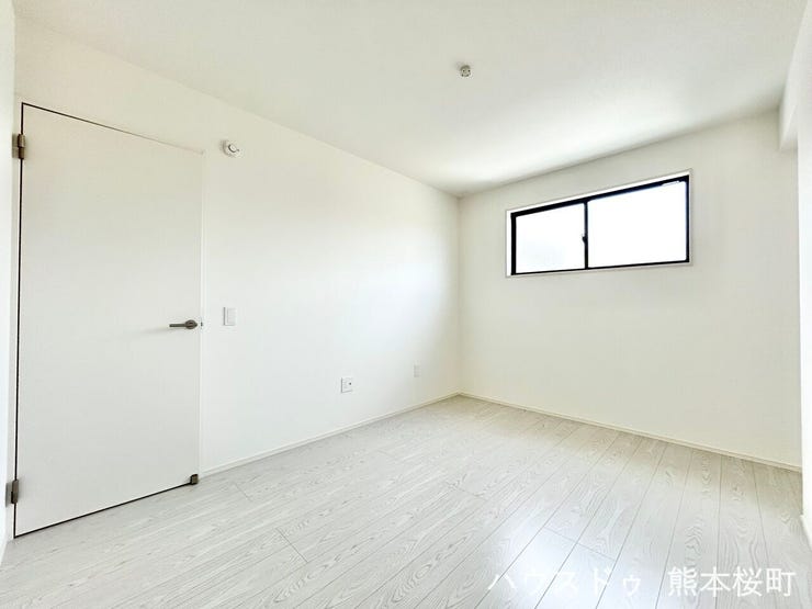 ■□■2階6帖洋室①■□■寝室、書斎、趣味の部屋。家族の成長やライフスタイルに合わせ、様々な使い方ができる快適な空間です