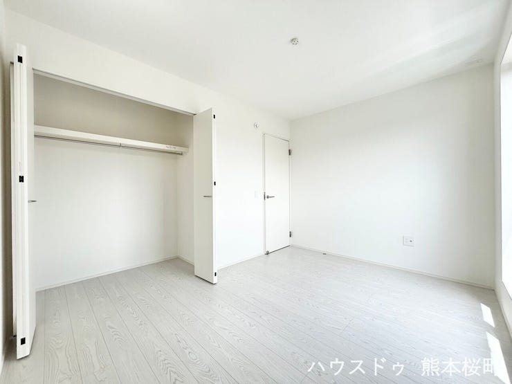 ■□■2階6帖洋室②■□■寝室、書斎、趣味の部屋。家族の成長やライフスタイルに合わせ、様々な使い方ができる快適な空間です