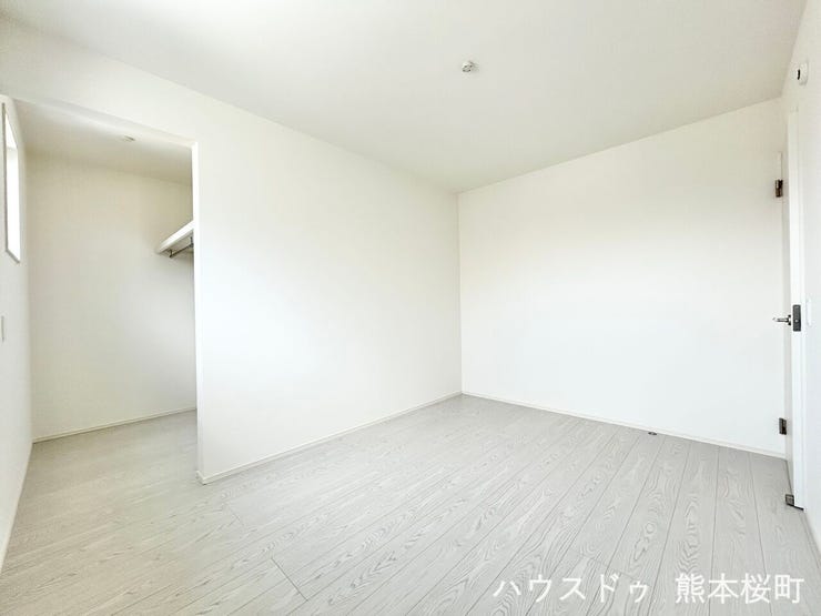 ■□■2階6帖洋室①■□■寝室、書斎、趣味の部屋。家族の成長やライフスタイルに合わせ、様々な使い方ができる快適な空間です