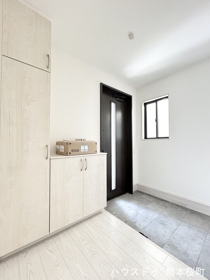 ■□■「ただいま」の安堵をくれる場所■□■訪れる人を迎え入れ、帰るたびにホッと一息つける、明るく機能的なエントランス