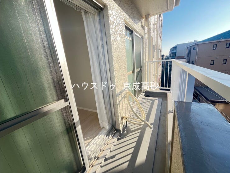 暖かい陽ざしが差込むバルコニー。晴れた日には洗濯物が良く乾きます。風通しも良好です。