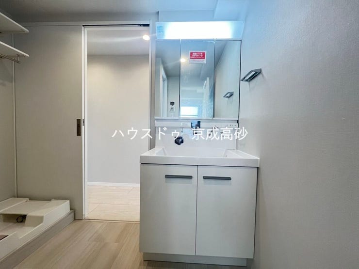 明るく清潔感のある色調で纏められた洗面室は、機能性に富んだ三面鏡の洗面台と採光窓が特徴です♪通気性もよく、洗濯機置場も完備し、家事の動線も配慮されたデザインになっております。