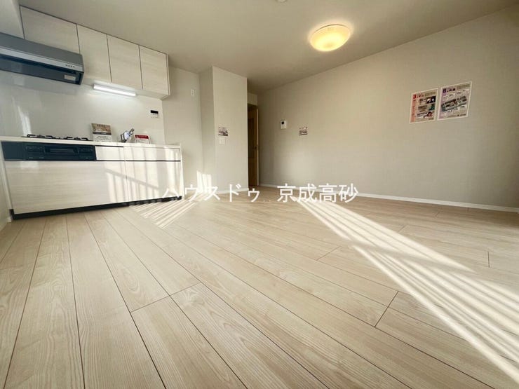 広々としたLDKは、家具のレイアウトも自由自在なので、ご家族の理想のスペースが作り上げられます。素敵なインテリアに囲まれた、自分好みの空間を