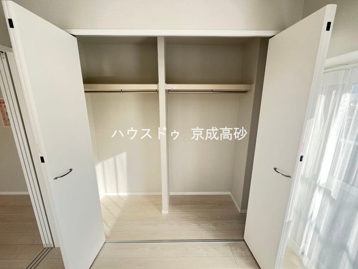 大型のクローゼットです!
これだけの収納力があれば部屋もスッキリ保てますよ!