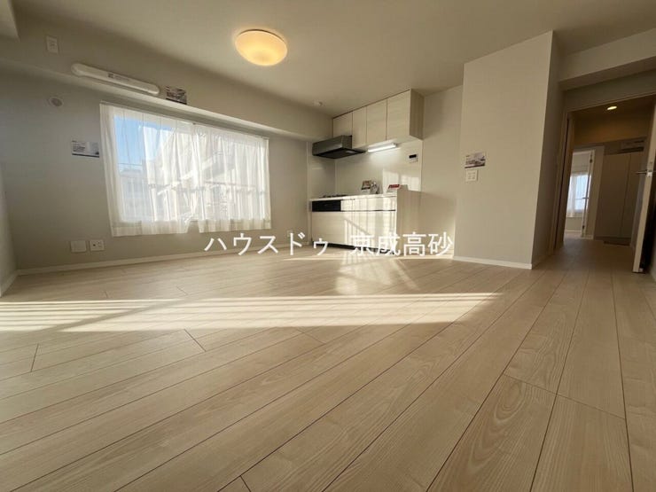 明るく開放的な空間が広がるリビングダイニング。室内には豊かな陽光が注ぎ込み、爽やかな住空間を演出。ホームパーティーでもゲストと一緒に料理を楽しみながら楽しい時間を過ごせそうですね。