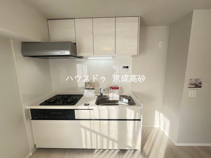 壁付け式で収納スペースを確保でき、作業スペースが広く、複数人でお料理が楽しめますね。