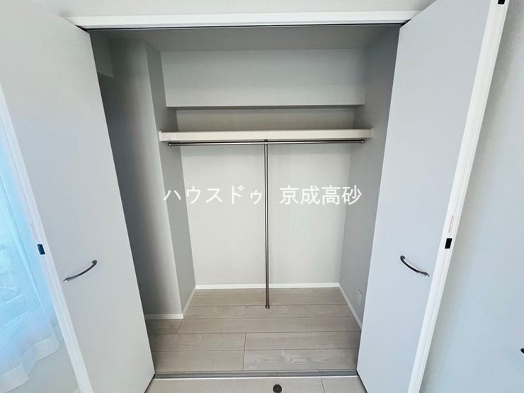 大型のクローゼットです!
これだけの収納力があれば部屋もスッキリ保てますよ!